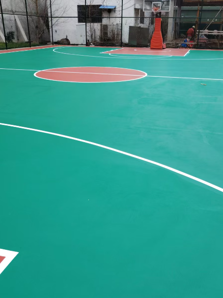 上林 球场长期使用易出现地面开裂